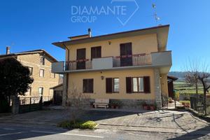 Casa indipendente suddivisa in due unità abitative