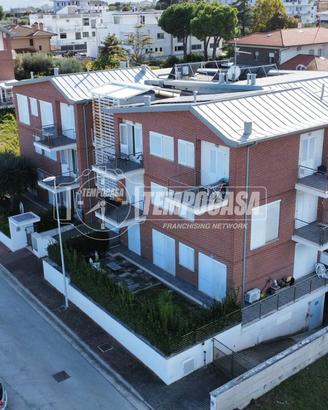 ATTICO CON 3 CAMERE, DOPPI SERVIZI E GARAGE!!