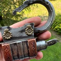 Antico lucchetto ferro battuto decorato + chiave