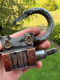 Antico lucchetto ferro battuto decorato + chiave