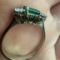 Anello Oro 18K con due diamanti e uno smeraldo