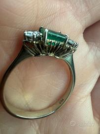 Anello Oro 18K con due diamanti e uno smeraldo