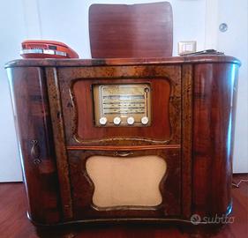 Radio vintage con giradischi
