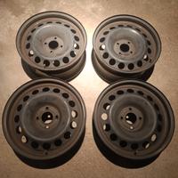 quattro cerchi in acciaio per auto