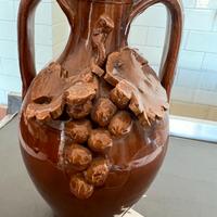 Vaso per vino in terracotta con decoro uva