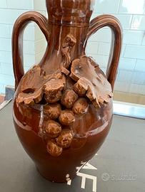 Vaso per vino in terracotta con decoro uva