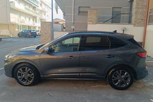 Ford Kuga st line tetto elettrico e cambio manuale