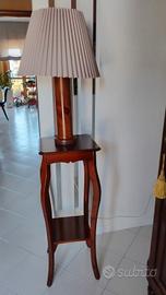 Lampada e piedistallo in legno