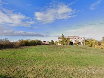 Rustico / Casale di 1000 m² con più di 5 locali a 