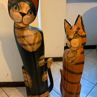 Sculture in legno raffiguranti gatti