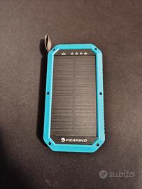Power bank solare Ferrino con ricarica wireless.