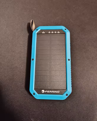 Power bank solare Ferrino con ricarica wireless.