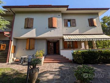 Villa di 462 m² con più di 5 locali e box auto dop
