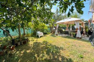 Appartamento Ristr. di 110 mq con Giardino. U/1066