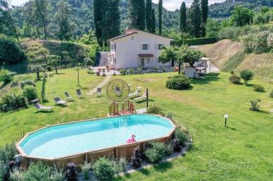 Villa di 465 m² con più di 5 locali e box auto a C