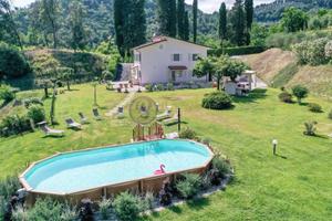 Villa di 465 m² con più di 5 locali e box auto a C
