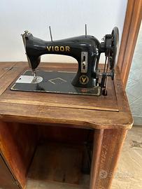 Macchina da cucire vintage con mobile