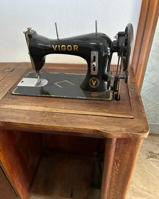 Macchina da cucire vintage con mobile