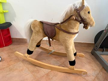 Cavallo a dondolo in peluche con base in legno