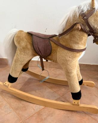 Cavallo a dondolo in peluche con base in legno