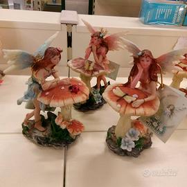 Fata fatina con ali del bosco su fungo collezione