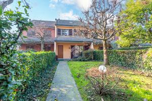 VILLA A SCHIERA A ARESE