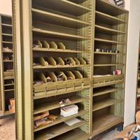 scaffali pezzi di ricambio 