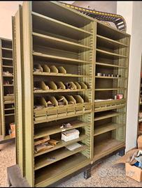 scaffali pezzi di ricambio 