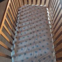 Lettino bimbo in legno con materasso e trapunte