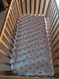 Lettino bimbo in legno con materasso e trapunte