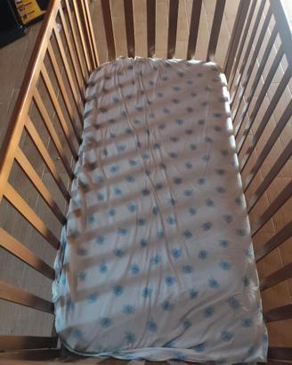 Lettino bimbo in legno con materasso e trapunte