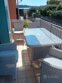 Set tavolo da esterno in rattan con piano in vetro