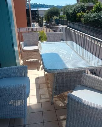 Set tavolo da esterno in rattan con piano in vetro