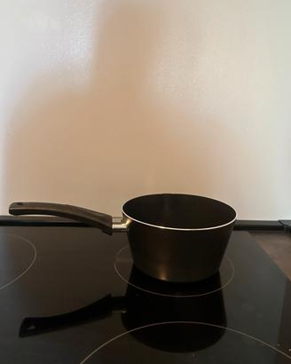 Pentolino antiaderente nero nuovo – mai utilizzato
