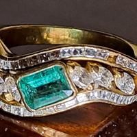 Anello anni 70 in oro con smeraldo e brillanti