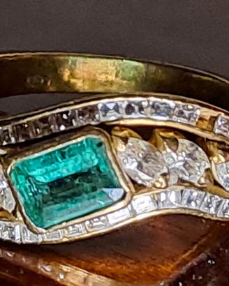 Anello anni 70 in oro con smeraldo e brillanti