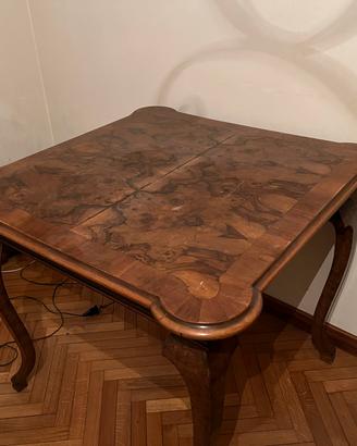 Tavolo classico vintage in legno di noce lavorato