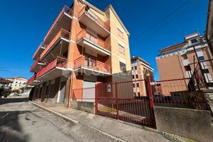 Ampio appartamento con box auto, in zona centrale