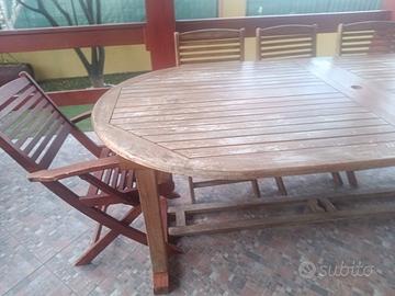 tavolo e sedie in legno 