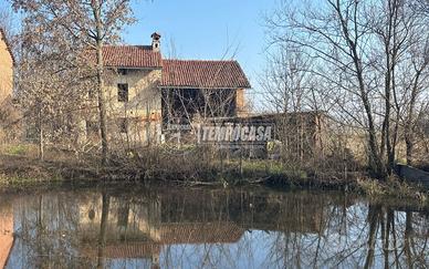 CASCINA CON AMPIO TERRENO E LAGO DI PROPRIETÀ!!