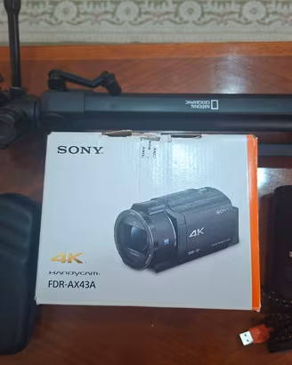 Videocamera sony+microfoni lavaliera+treppiede+