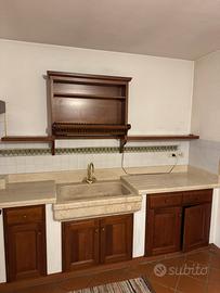 Cucina in muratura con marmo vero e legno massello