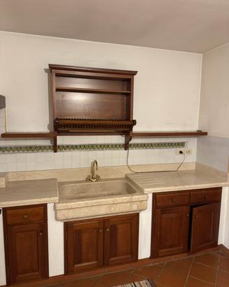 Cucina in muratura con marmo vero e legno massello