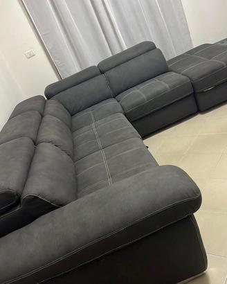 Divano ad angolo grigio scuro con penisola