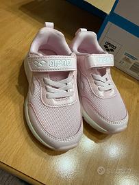 Scarpe nuove da ginnastica