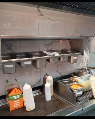 stazione condimenti da parete con ripiano acciaio 