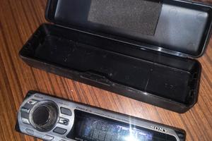 Frontalino originale Sony CDX‑GT610U + custodia – 