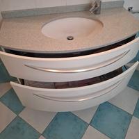 Cassettiera sospesa per bagno con lavandino.