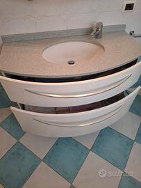 Cassettiera sospesa per bagno con lavandino.