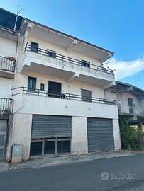 Casa a due piani con garage e terrazzo